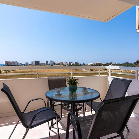 Apartament Sunny 2-br & Balcony In Mackenzie Larnaca