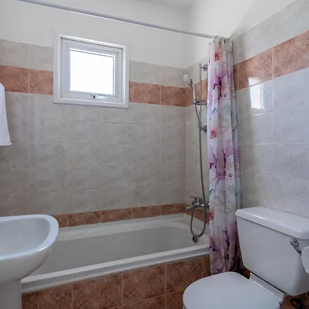 Sunny 2-br & Balcony In Mackenzie Apartament Larnaca