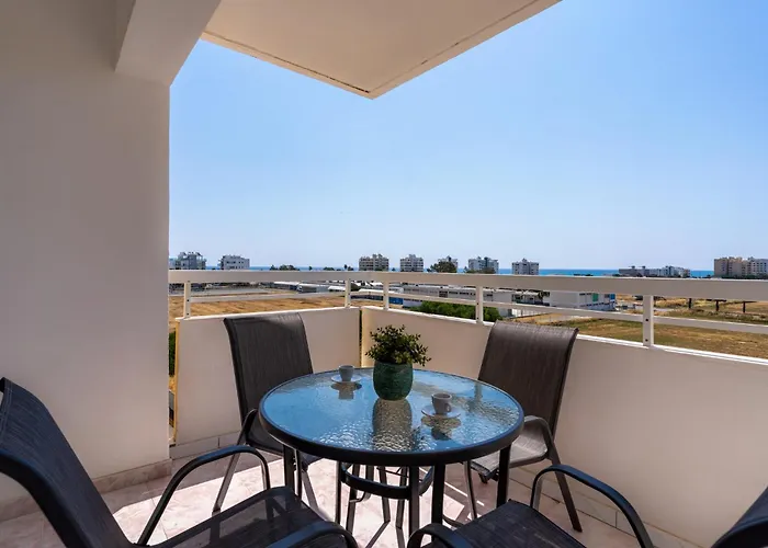 Apartament Sunny 2-br & Balcony In Mackenzie