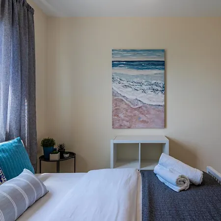 Sunny 2-br & Balcony In Mackenzie Larnaca