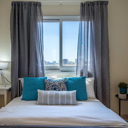 Sunny 2-br & Balcony In Mackenzie شقة *