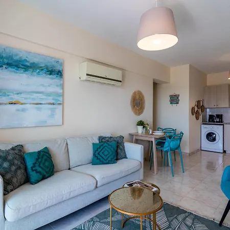 Sunny 2-br & Balcony In Mackenzie Larnaca