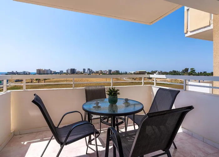 Apartment Sunny 2-br & Balcony In Mackenzie Larnaca