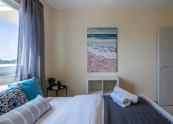 Sunny 2-br & Balcony In Mackenzie Larnaca