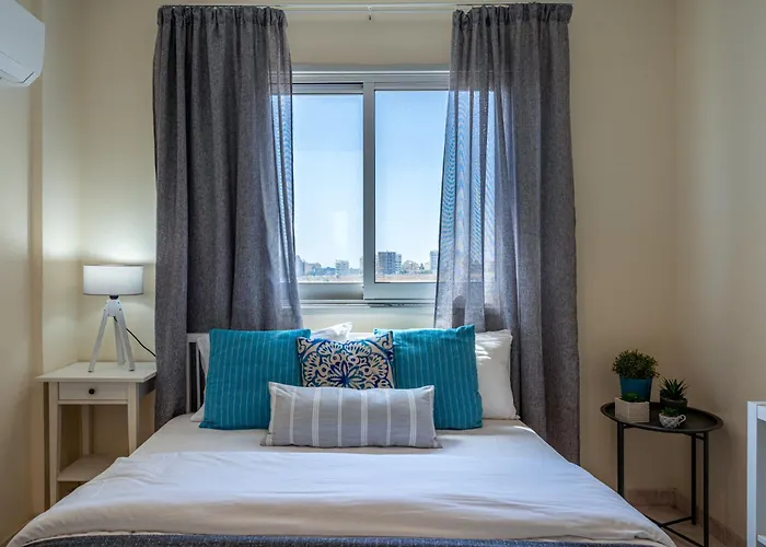 Sunny 2-br & Balcony In Mackenzie Apartment *