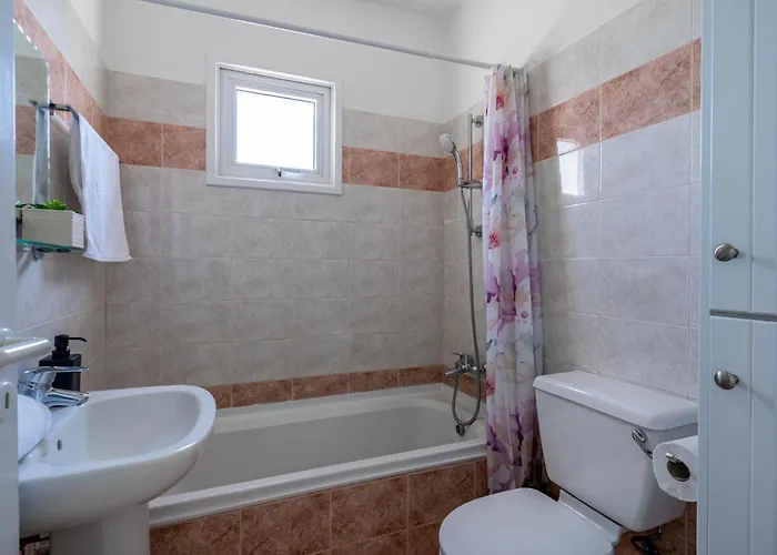 Sunny 2-br & Balcony In Mackenzie Apartment Larnaca