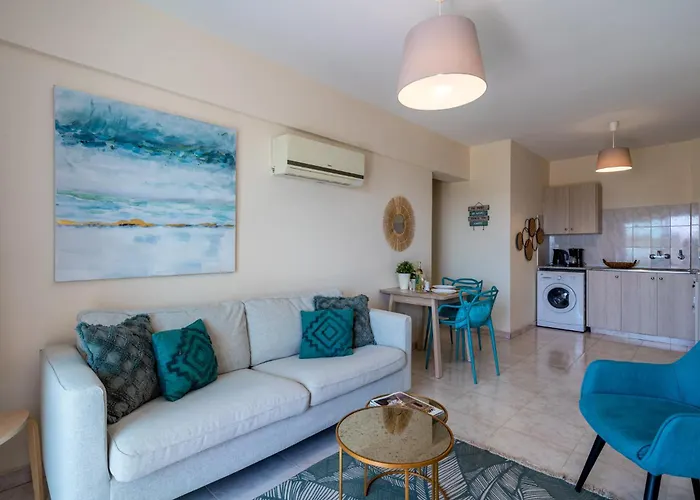 Sunny 2-br & Balcony In Mackenzie Larnaca