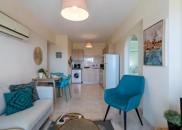 Sunny 2-br & Balcony In Mackenzie Larnaca