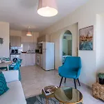 Sunny 2-br & Balcony In Mackenzie 아파트 라르나카