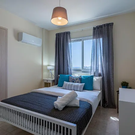 Sunny 2-br & Balcony In Mackenzie * 라르나카